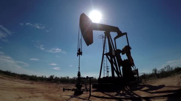 Bomba de gato industrial que trabaja en el campo de petróleo sobre el sol — Vídeo de stock