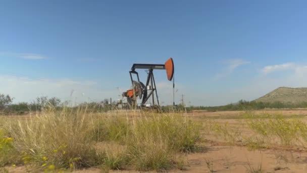 Plataforma de bomba de macaco industrial trabalhando no campo de petróleo no Texas — Vídeo de Stock