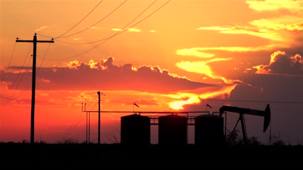 Conteneurs de vérin de pompe à huile et câblage électrique au coucher du soleil doré incroyable — Video