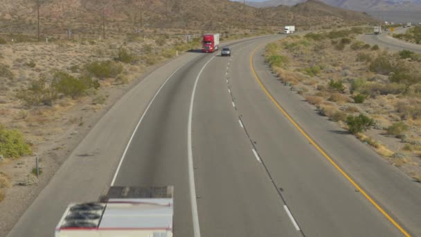 PKW und LKW fahren über die vielbefahrene Autobahn, Roadtrip im sonnigen Sommer — Stockvideo