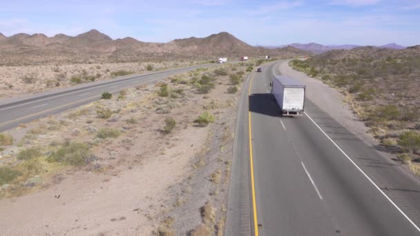 Coches y camiones de conducción — Vídeo de stock