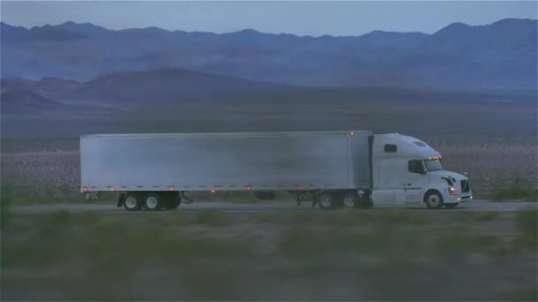 貨物の半トラックの運転 — ストック動画