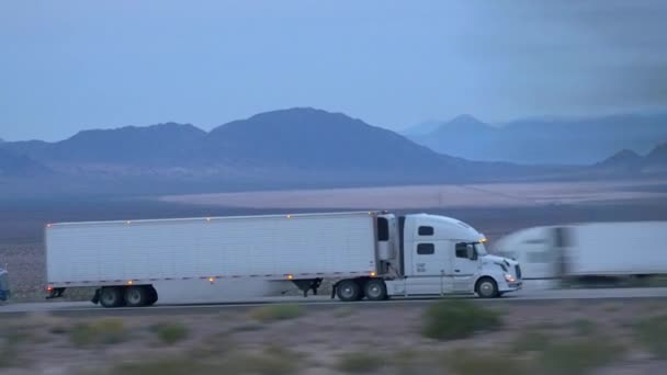 Transporte e condução de semi-camiões de mercadorias — Vídeo de Stock