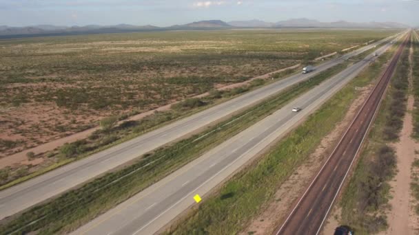 AERIAL: Carros e semi-caminhões de transporte dirigindo na estrada movimentada — Vídeo de Stock