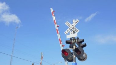 Yakın: Demiryolu geçiş işareti kırmızı yanıp sönen ışıklar ve düşürücü engelleri ile