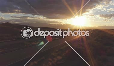 Hava: Otomobil ve yaz gün batımında meşgul karayolu üzerinde sürüş yarı kamyon