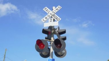 Uyarı ve duyuruyu önümüzdeki tren demiryolu geçidi kırmızı yanıp sönen ışıklar