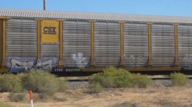 Uzun yük konteyner treni hareket 