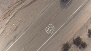 Anteni: Siyah Suv araç ABD tarihi Route 66 boyunca sürüş yolculuğa