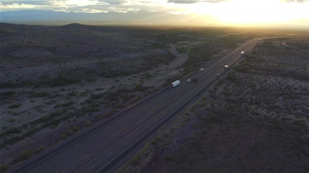 Antenna: Áru félig teherautók és személygépkocsik vezetés a forgalmas autópályán, az ország egész területén — Stock videók