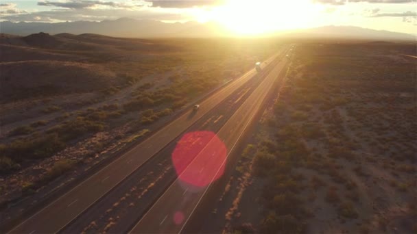 Antenn: Bilar och semi lastbilar köra på upptagen motorväg på sommaren sunset — Stockvideo