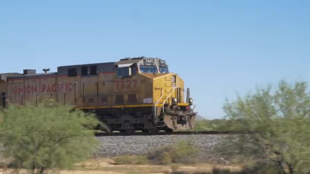 Locomotief lange goederentrein container verplaatsen — Stockvideo