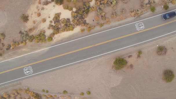Antenne: schwarzer Geländewagen auf Roadtrip auf der historischen Route 66 in den USA — Stockvideo