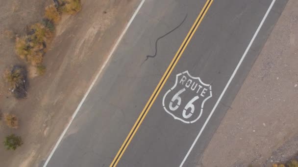 AÉRIAL : Voitures circulant le long de la Route 66 historique aux États-Unis, personnes voyageant — Video