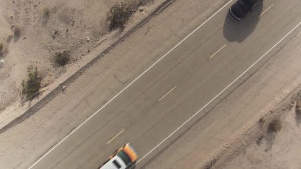 AERIAL: Carros dirigindo ao longo da histórica Rota 66 nos EUA, pessoas viajando — Vídeo de Stock