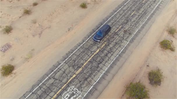 Antenn: Svart Suv bil på roadtrip körning längs den historiska Route 66 i Usa — Stockvideo