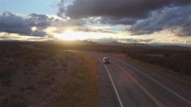 Anteni: altın günbatımında boş kırsal yolda araba siyah Suv araba