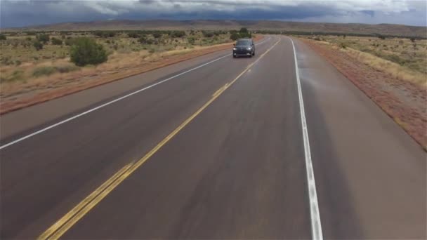 Preto SUV carro condução — Vídeo de Stock