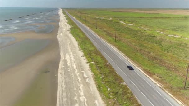 Antena: Czarny Suv samochód jazdy na wsi droga wzdłuż zatoki Meksyk — Wideo stockowe