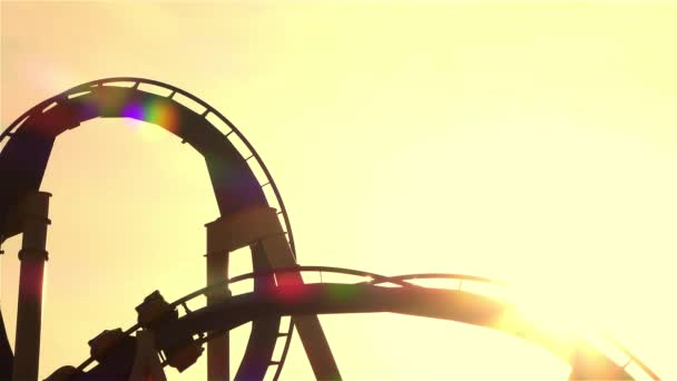 MOTION DE LENT FERMER : Les gens qui montent montagnes russes au coucher du soleil — Video