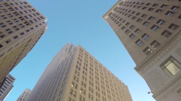 Edifícios de escritórios contemporâneos e arranha-céus vítreos no centro da cidade — Vídeo de Stock