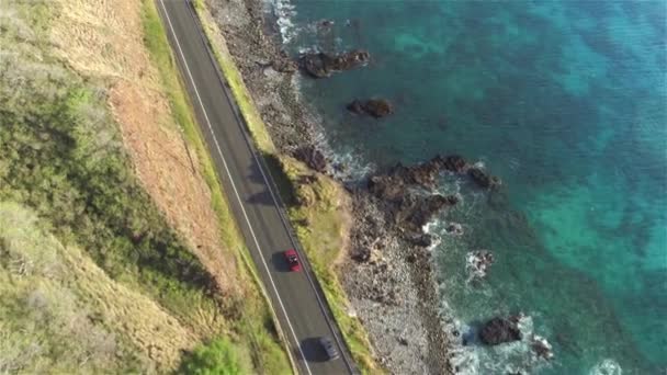 空中:海の崖の上に素晴らしい絵のように美しい沿岸道路を運転する車 — ストック動画