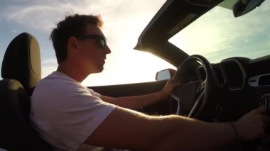 Slow Motion: Üstü açılabilir müzik hacmini yukarı ve başını sallayarak neşeli adam