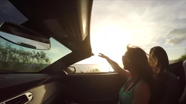 슬로우 모션 : 그녀의 손을 들고 컨버터블에 타고 행복한 젊은 여자 — 비디오