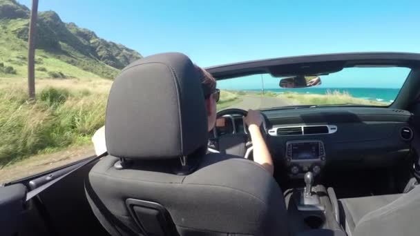 Movimiento lento: Mujer sonriente conduciendo a lo largo de la costa en el hermoso paisaje de Hawaii — Vídeos de Stock