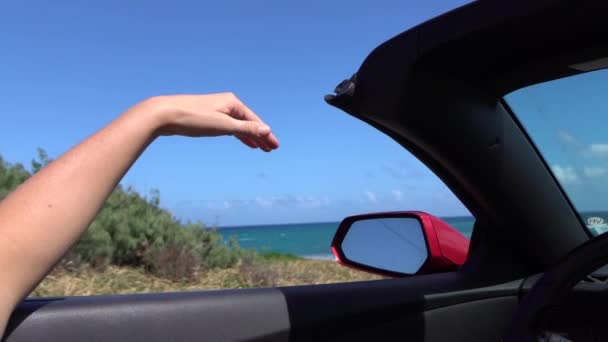 LOW MOTION FECHAR UP: Condução em carro conversível, brincando com o vento no verão — Vídeo de Stock