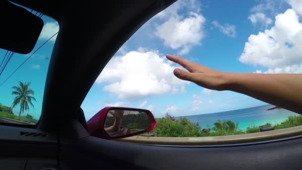 Slow Motion close up: rijden in cabriolette, hand spelen met wind in de zomer — Stockvideo