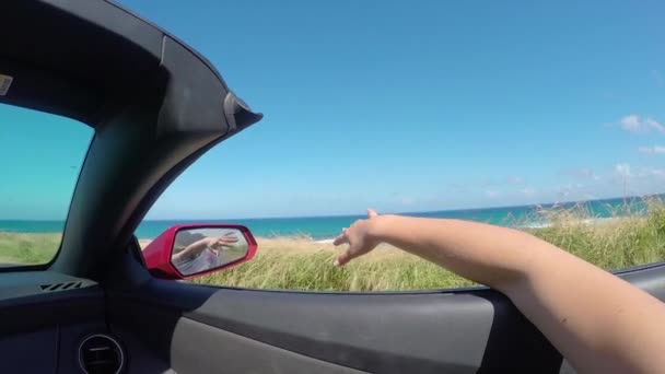 MOVIMIENTO Lento CERRAR: Conducir en coche cabrio, mano jugando con el viento en verano — Vídeo de stock