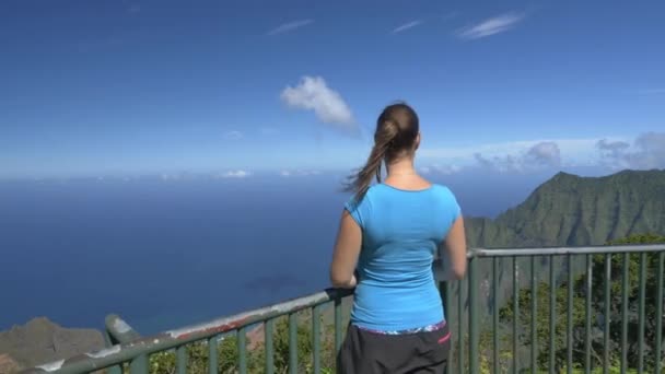 Närbild: glad tjej beundrar fantastisk utsikt och outstretching armar stolt — Stockvideo