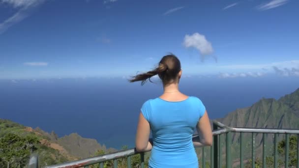 Nahaufnahme: Glückliche junge Frau auf Aussichtspunkt streckt siegreich die Arme aus — Stockvideo