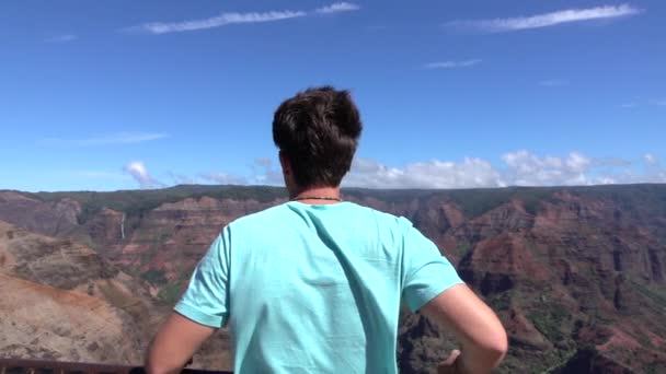 Lassú mozgás: boldog fiatalember tetején a hegyi figyelemfelkeltő karok büszkén — Stock videók