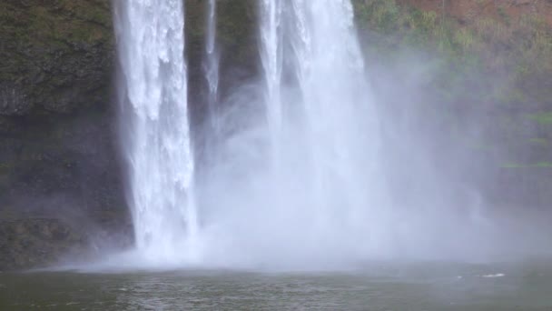 MOTION DE LENT FERMER : Chute d'eau vive tombant lourdement dans le lac — Video