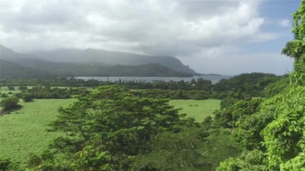 CERRADO AERIAL: Hermosa bahía oceánica bajo las altas montañas volcánicas, Hawaii — Vídeos de Stock
