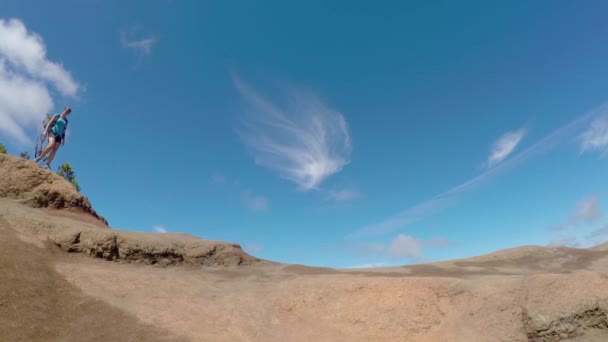 Mujer joven activa caminando por el camino de tierra a lo largo de la cresta de la montaña en el soleado Hawaii — Vídeo de stock