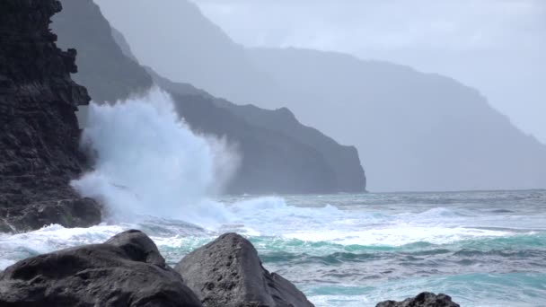 SLOW MOTION: Grande onda poderosa salpicando em majestoso penhasco oceano áspero — Vídeo de Stock