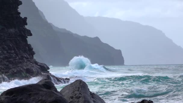 MOVIMIENTO Lento: Olas enojadas chapoteando entre sí levantándose del mar — Vídeo de stock