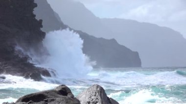 Yavaş Hareket: Denizden yükselen büyük okyanus uçurumuna sıçrayan kızgın dalgalar