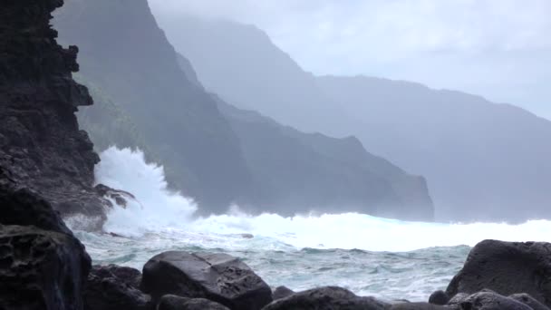 SLOW MOTION: Onda forte che schizza nella ruvida scogliera oceanica proveniente dal mare — Video Stock