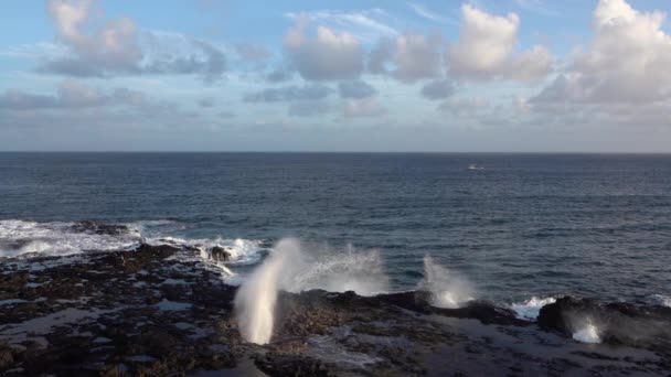 Slow Motion: Grote Oceaan Golf opstand van rotsachtige Blow Hole aan vulkanische kust — Stockvideo