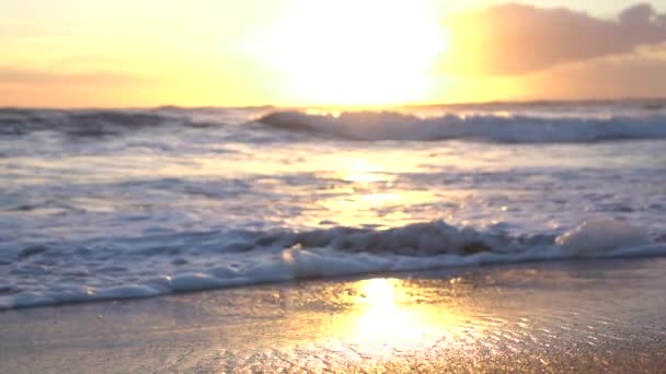 SLOW MOTION MACRO: Incrível oceano deslizando, acenando e lavando praia de areia dourada — Vídeo de Stock