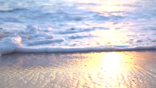 SLOW MOTION MACRO: Espuma azul do mar, deslizando e lavando incrível praia de areia — Vídeo de Stock