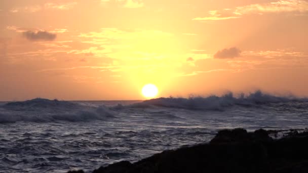 Zeitlupe: lockige Meereswellen plätschern im unruhigen Meer bei goldenem Sonnenuntergang — Stockvideo