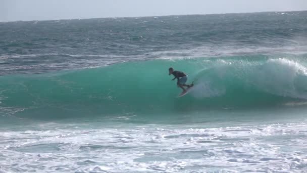 에디토리얼 슬로우 모션 : 큰 튜브 배럴 웨이브를 서핑 하는 젊은 남자 — 비디오
