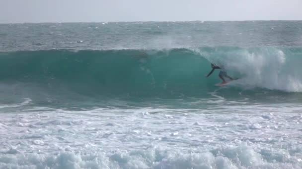 Редакційний повільний рух: молодий Райдер серфінг велика труба барель хвиля — стокове відео