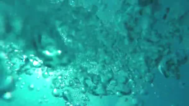 SOUS-EAU MACRO : Manny grosses bulles d'air montant à la surface lisse de l'océan — Video