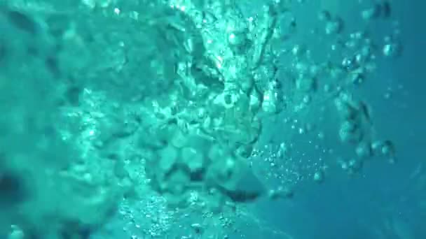 SOUS-EAU MACRO : Beaucoup de grosses bulles d'air s'élèvent à la surface lisse de l'océan — Video